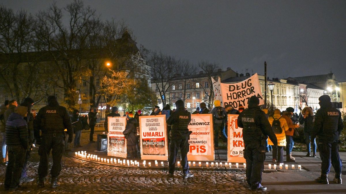 Stovky Polek demonstrovaly před domem Kaczyńského kvůli zákazu potratů